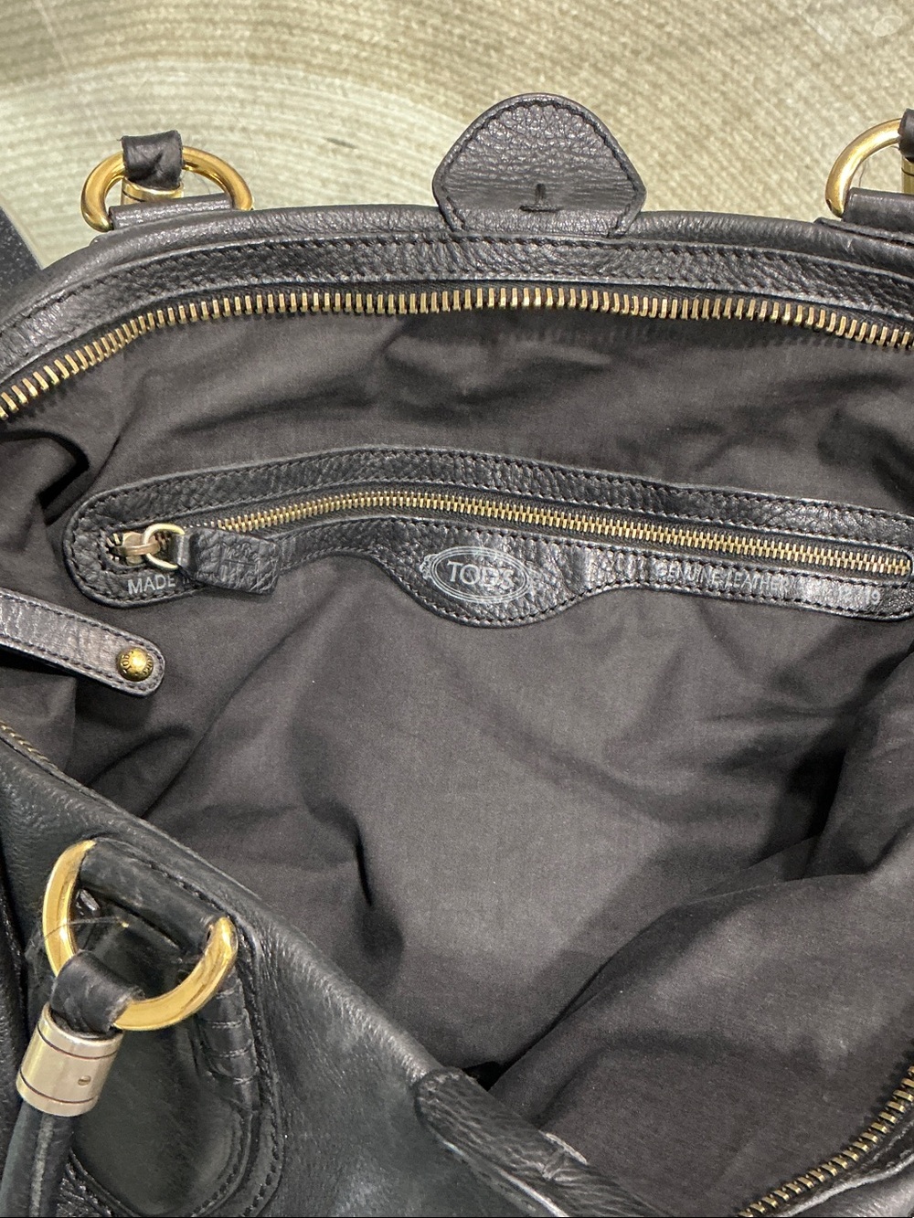 Tod's Black Leather Shoulder Bag with Gold-Tone Hardware - Picture 4 of 9
